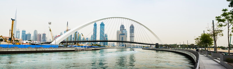 Naklejka premium Panoramic view of Dubai from the water canal