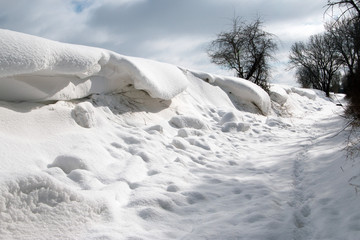 Fototapeta na wymiar Schneeverwehungen im Winter auf der Insel Rügen