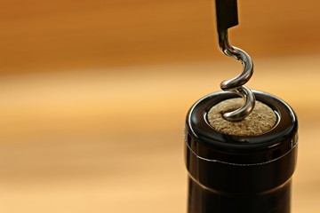 Korkenzieher öffnet Weinflasche