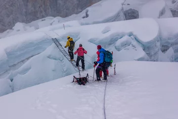 Crédence en verre imprimé Everest Alpinistes traversant une crevasse sur une échelle, Island Peak, région de l& 39 Everest, au Népal