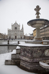 Fototapeta premium Italia, Toscana, Firenze sotto la neve. Chiesa di Santa Croce e piazza.