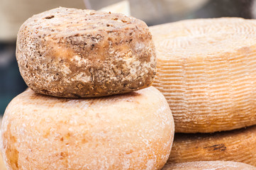 Marktstand mit handgemachtem Käse