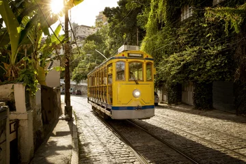 Rolgordijnen Oude gele tram in de wijk Santa Teresa in Rio de Janeiro, Brazilië © Mikolaj Niemczewski