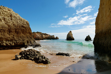Fototapeta na wymiar Praia dos tres irmaos, Algarve, Portugal