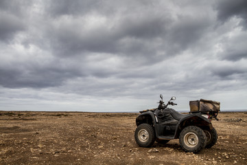 Obraz premium quad bike lost in desert