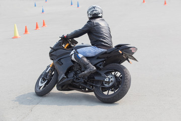 Obraz premium Motocyklista w zawodach