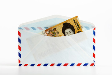 Fototapeta premium 50000 won in envelope on a white 