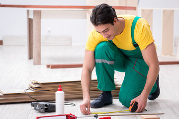 Obraz premium Contractor working on laminate wooden floor 