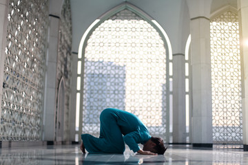 muslim praying at mosque 