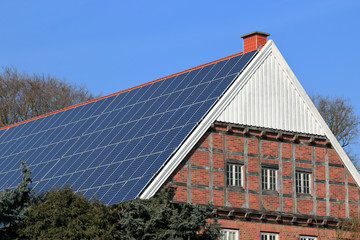 Solardach auf grossem Bauernhaus