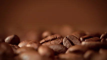 Zelfklevend Fotobehang Koffie macro van koffiebonen in studioshoot op brown