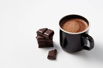 Abwaschbare Fototapete Schokolade Schwarze Tasse mit heißer Schokolade, serviert mit Stücken dunkler Schokolade