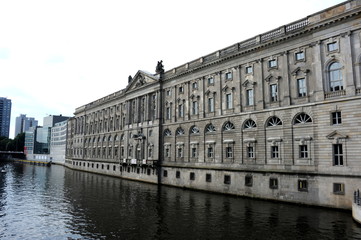 Obraz premium Berlin, Marstall auf der Spreeseite