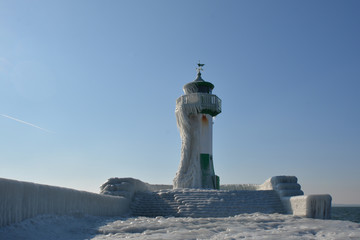 Eisschollen am Leuchtturm Sassnitz