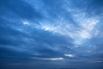 Fototapeta na wymiar Dramatische Wolkenbildung am Himmel als Textur und Hintergrund