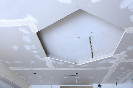 Szpachlowanie płyt gipsowych, okablowanie na suficie i ścianie, .