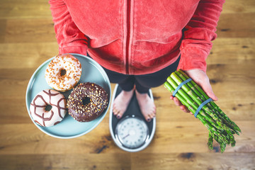 Süssigkeiten Gegen Obst und Gemüsse (Diät Konzept)