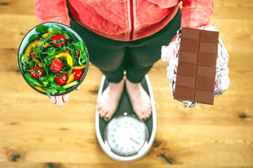 Süssigkeiten Gegen Obst und Gemüsse (Diät Konzept)