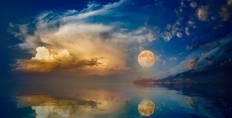 Afwasbaar Fotobehang Volle maan Full moon rising above serene sea in sunset sky