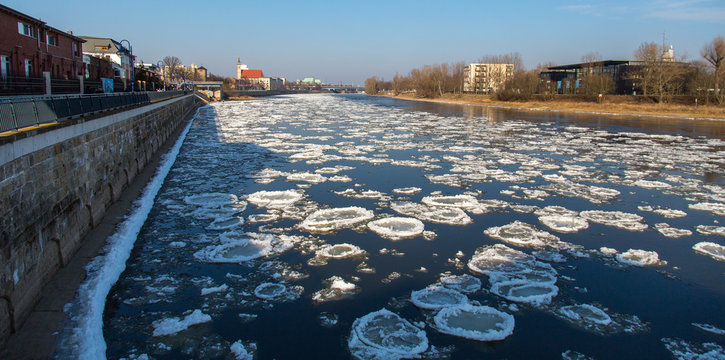 Eisschollen auf der Elbe in Magdeburg