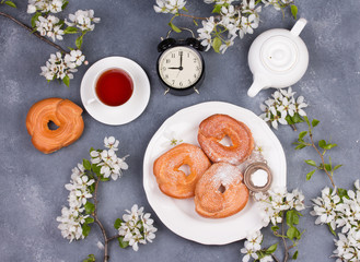 Powdered choux pastry with tea.
