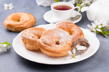 Powdered choux pastry with tea.