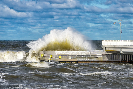 Ostseeküste in Kolobrzeg während eines Herbststurms