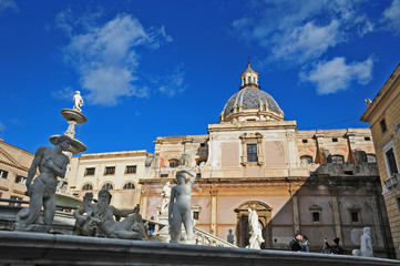 Palermo, la fontana di Piazza Preoria  e chiesa di Santa Caterina