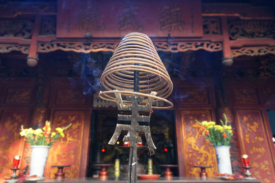 Un encens de forme conique dans un temple chinois de Hanoi 