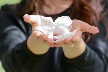 Frau mit Magnolienblüte