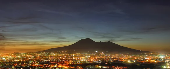 Fototapete Vista notturna della città di Napoli con il Vesuvio © cenz07
