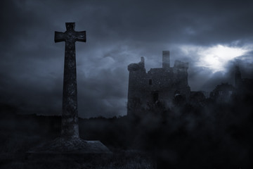 Burg im Mondschein & christliches Kreuz