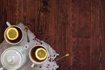 Obraz na płótnie Canvas Cups of lemon tea and a teapot