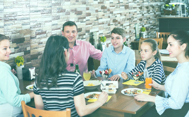 Obraz premium Big smiling family having fun and dinning