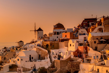 Panorámica de Oia al atardecer, Santorini, Grecia