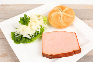 gebackener Leberkäse mit Semmel