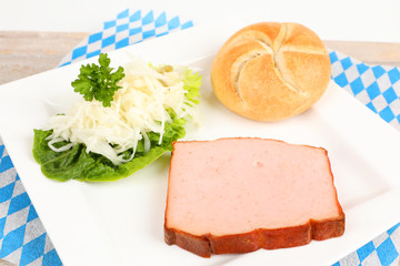 gebackener Leberkäse mit Semmel