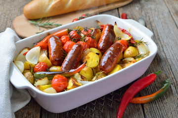 Mediterrane Küche: Spanische Chorizo Bratwürste mit kleinen Rosmarinkartoffeln und weiterem Gemüse frisch aus dem Backofen – Baked Spanish chorizo sausages with baby potatoes and other vegetables