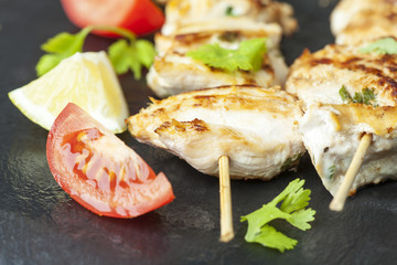 Gegrillter Hühnerspieß mit Koriander