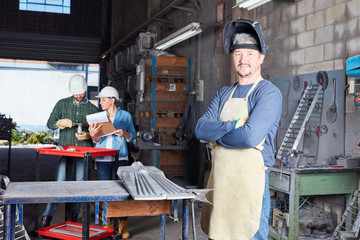 Mann als Arbeiter und erfahrener Schweißer