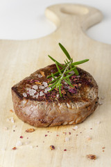 Gegrilltes Steak mit Salz auf Holz