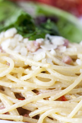 Nahaufnahme von Spaghetti Carbonara auf einem Teller