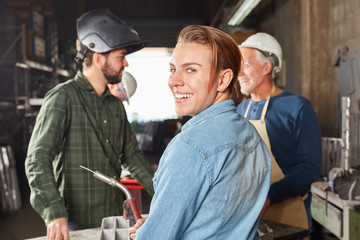 Frau als Metallarbeiter Lehrling freut sich