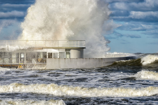 Ostseeküste in Kolobrzeg während eines Herbststurms