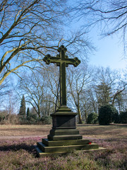 Altes steinernes Grabkreuz