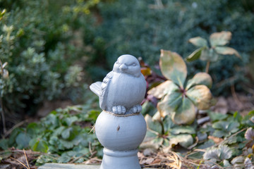 Spatz auf einer Kugel