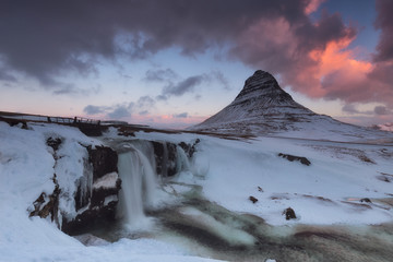 Montagne enneigée de kirkjufell en hiver en Islande