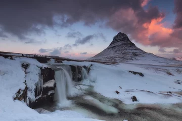 Papier Peint photo Kirkjufell Montagne enneigée de kirkjufell en hiver en Islande