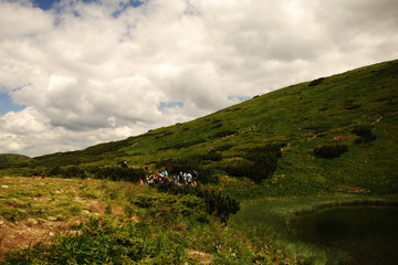 Отдых туристов у горного озера