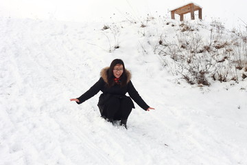 Fototapeta na wymiar Chinese girl in winter park